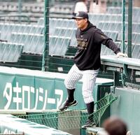 カメラマン席に設置されたネットを確認する森下（撮影・西田忠信）