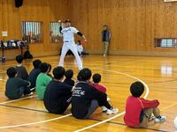子どもたちと交流する秋山ＢＡ