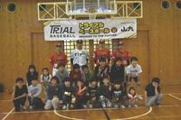 子どもたちと集合写真に写る秋山ＢＡ