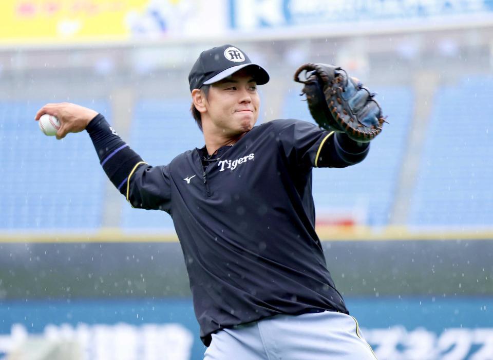 　雨の中、キャッチボールをする梅野（撮影・伊藤笙子）