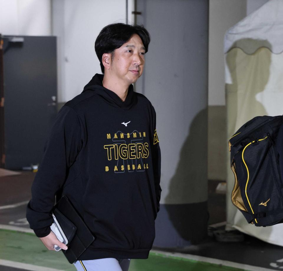 　球場入りする藤川監督（撮影・田中太一）