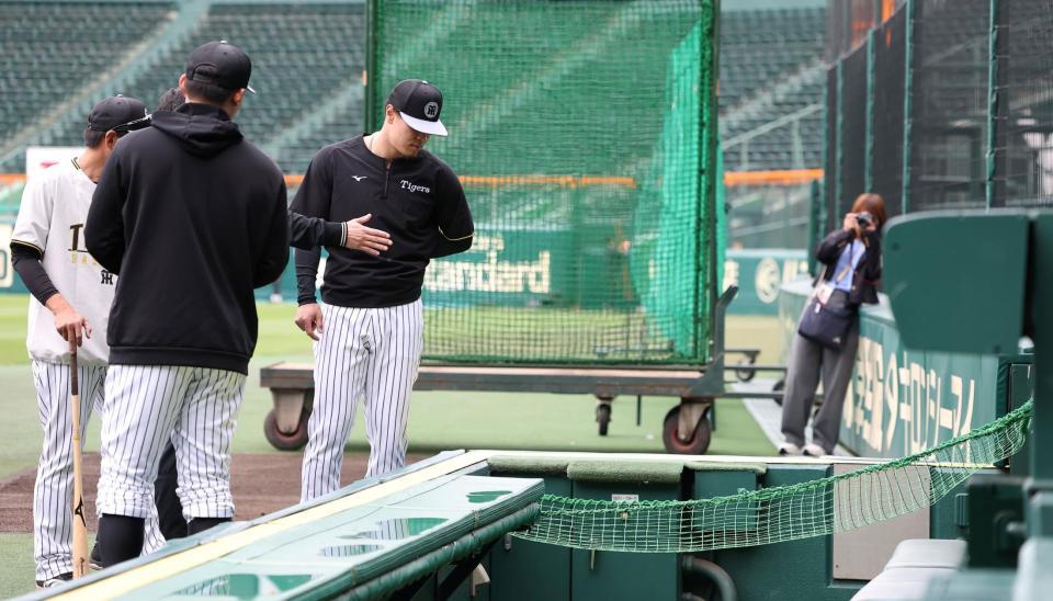 カメラマン席に設置されたネットを確認する佐藤輝ら（撮影・西田忠信）