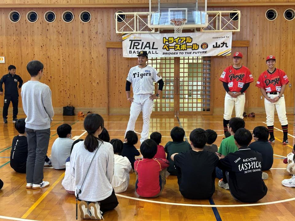子どもたちと交流する秋山ＢＡ