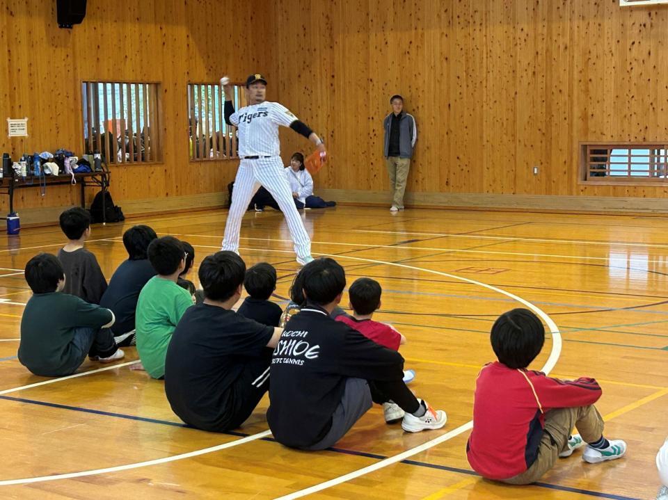 子どもたちと交流する秋山ＢＡ