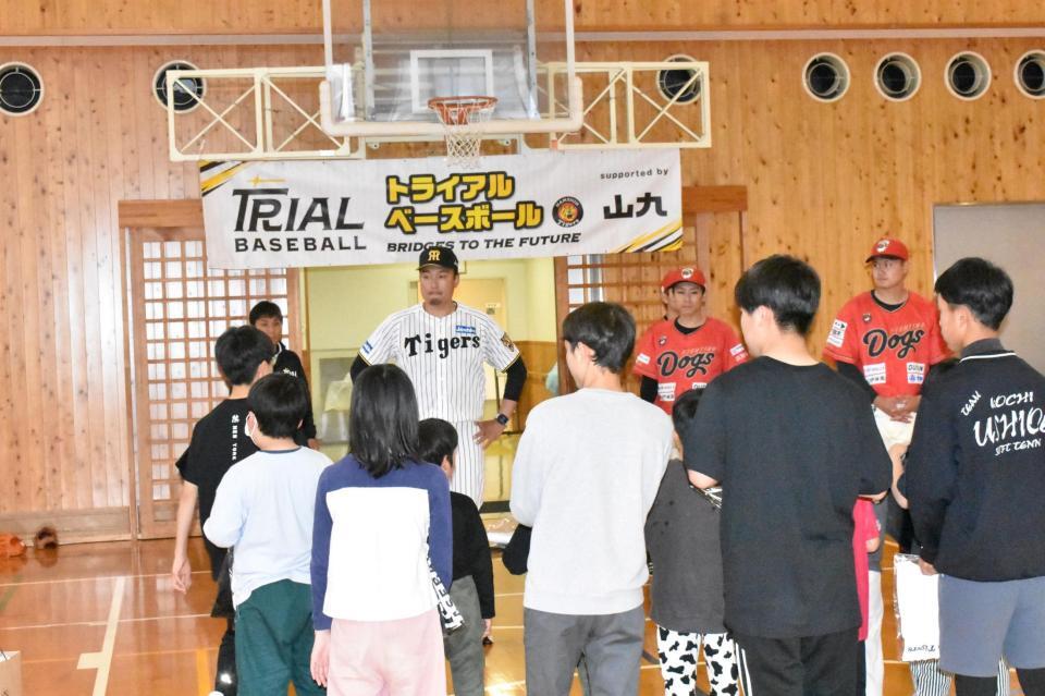 子どもたちと交流する秋山ＢＡ