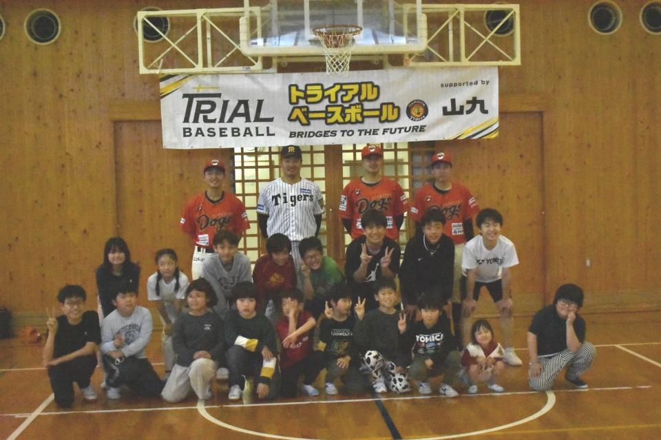 子どもたちと集合写真に写る秋山ＢＡ