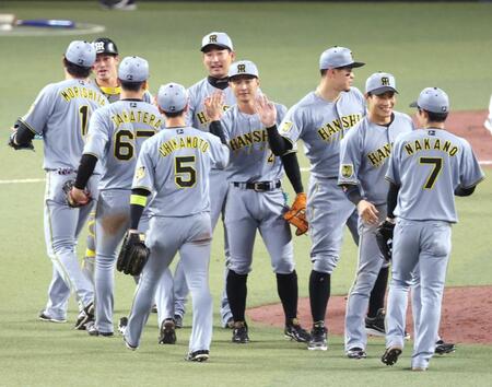 　１０日の中日戦、勝って喜ぶ阪神ナイン