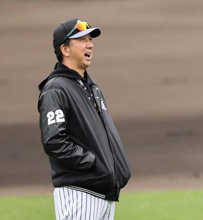 練習を見守る藤川監督（撮影・田中太一）