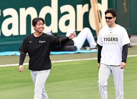 　大竹（右）と話をする村上（撮影・田中太一）