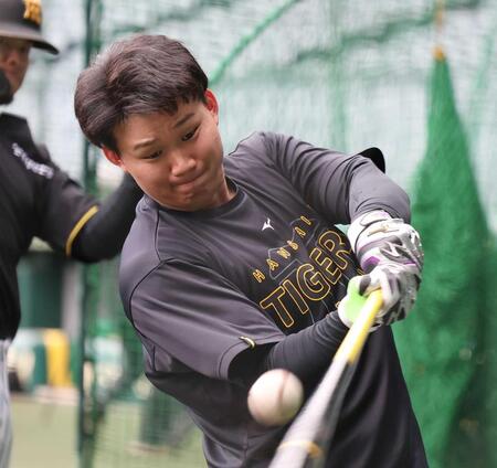 力強くスイングをする森下