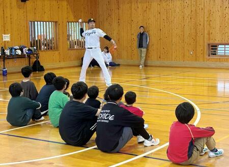 　子どもらの前で投球を披露する秋山ＢＡ
