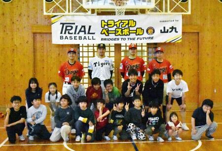 　子どもたちと集合写真に納まる秋山ＢＡ