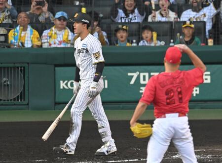 ８回、勝ち越しの押し出し四球を選ぶ小幡（撮影・飯室逸平）