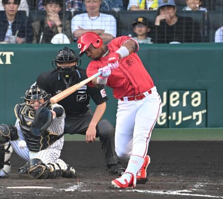 ９回、同点打を放つモンテロ（撮影・飯室逸平）