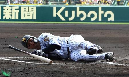 １回、死球を受けグラウンドに倒れ込む森下（撮影・山口登）