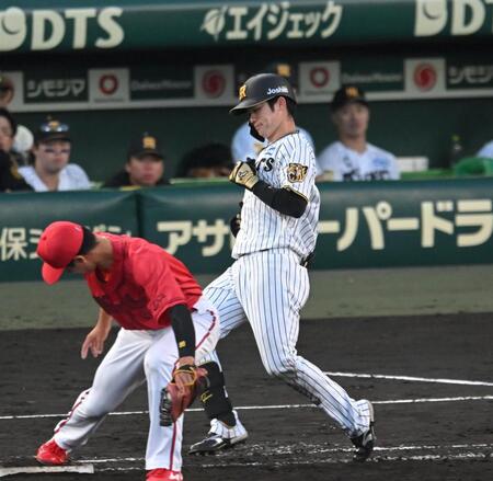 １１回、送りバントを失敗し、併殺に倒れる中野（撮影・飯室逸平）