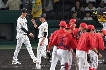 引き分けに終わり、ファンにあいさつのため整列に向かう藤川監督（左端）＝撮影・飯室逸平