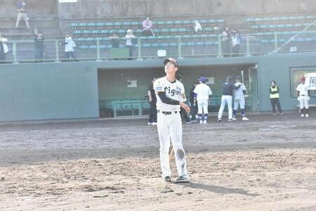 野球教室でノックを打つ山田