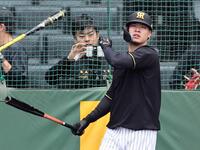 　打撃練習をする佐藤輝（撮影・田中太一）