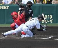 １回、死球を受ける森下（撮影・飯室逸平）