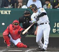 ８回、二塁打を放つ森下（撮影・飯室逸平）