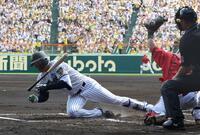 １回阪神１死二塁、死球を受ける阪神・森下翔太＝甲子園（撮影・山口登）