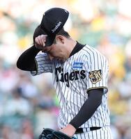 ９回に１点を失いベンチに戻る岩崎（撮影・西田忠信）