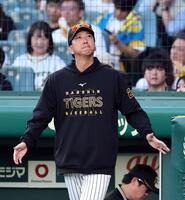 １１回を終え、投手交代を告げに向かう藤川監督（撮影・山口登）