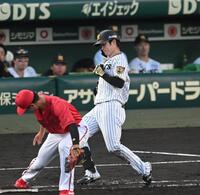 １１回、送りバントを失敗し、併殺に倒れる中野（撮影・飯室逸平）