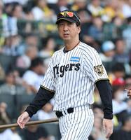 ７回を終え、選手交代を告げた藤川監督（撮影・西田忠信）