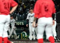 広島に引き分け、ベンチを出てファンにあいさつに向かう藤川監督（撮影・山口登）