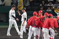 引き分けに終わり、ファンにあいさつのため整列に向かう藤川監督（左端）＝撮影・飯室逸平