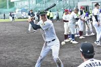 野球教室でスイングを披露する岡城
