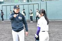 少女と交流する平田２軍監督