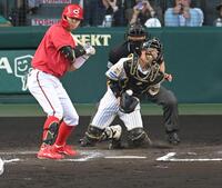 １０回、身をていしてドリスのワンバウンドを止める梅野（撮影・飯室逸平）