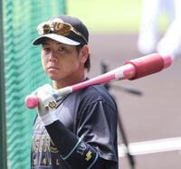 打撃練習に向かう梅野（撮影・西田忠信）