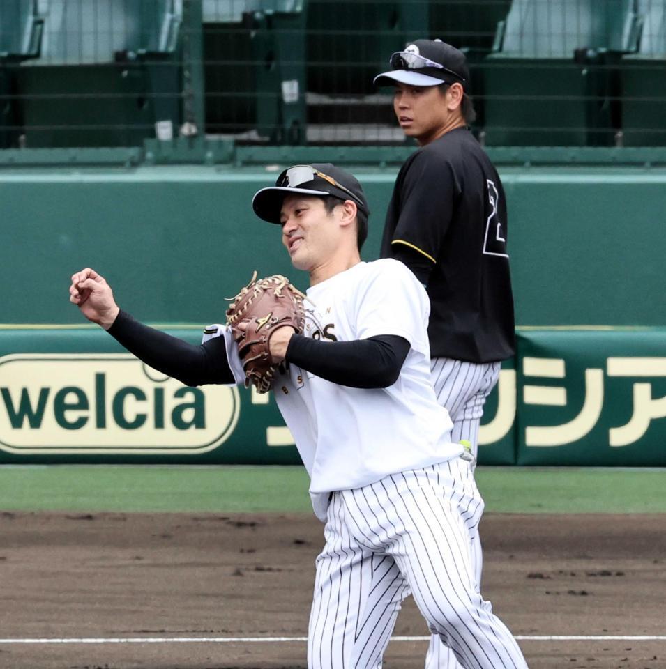 　合流した梅野（奥）と一緒にノックを受ける坂本（撮影・田中太一）