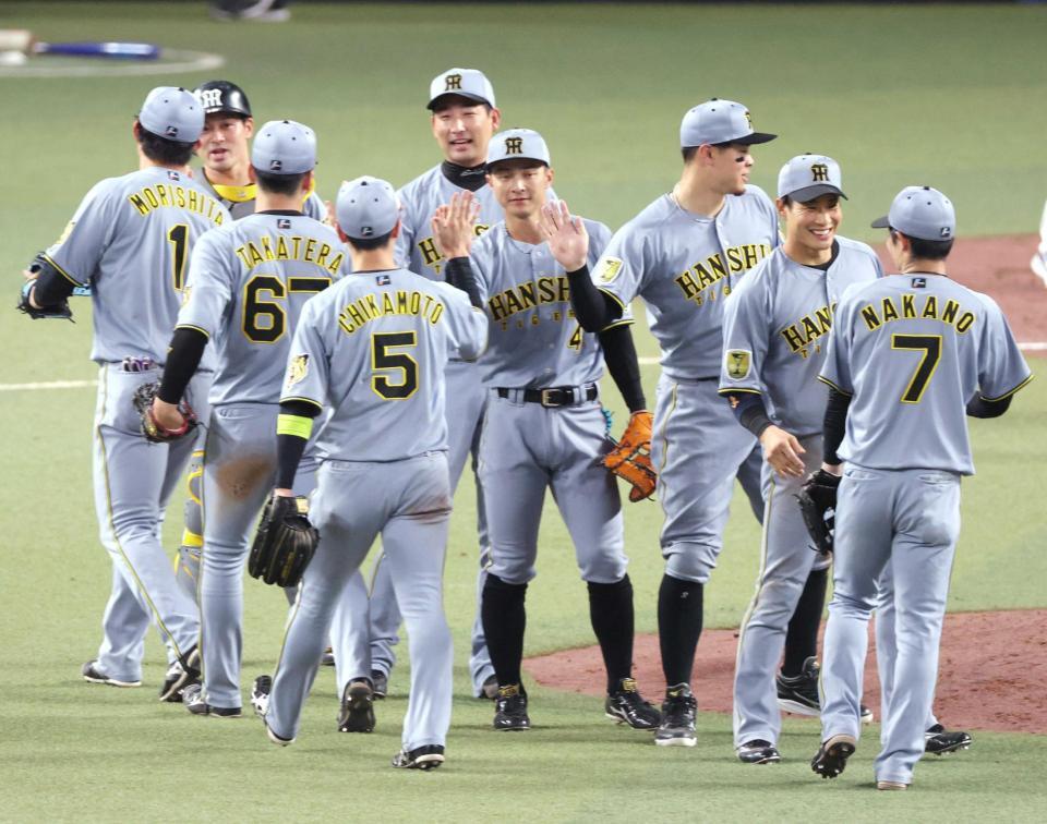 　１０日の中日戦、勝って喜ぶ阪神ナイン