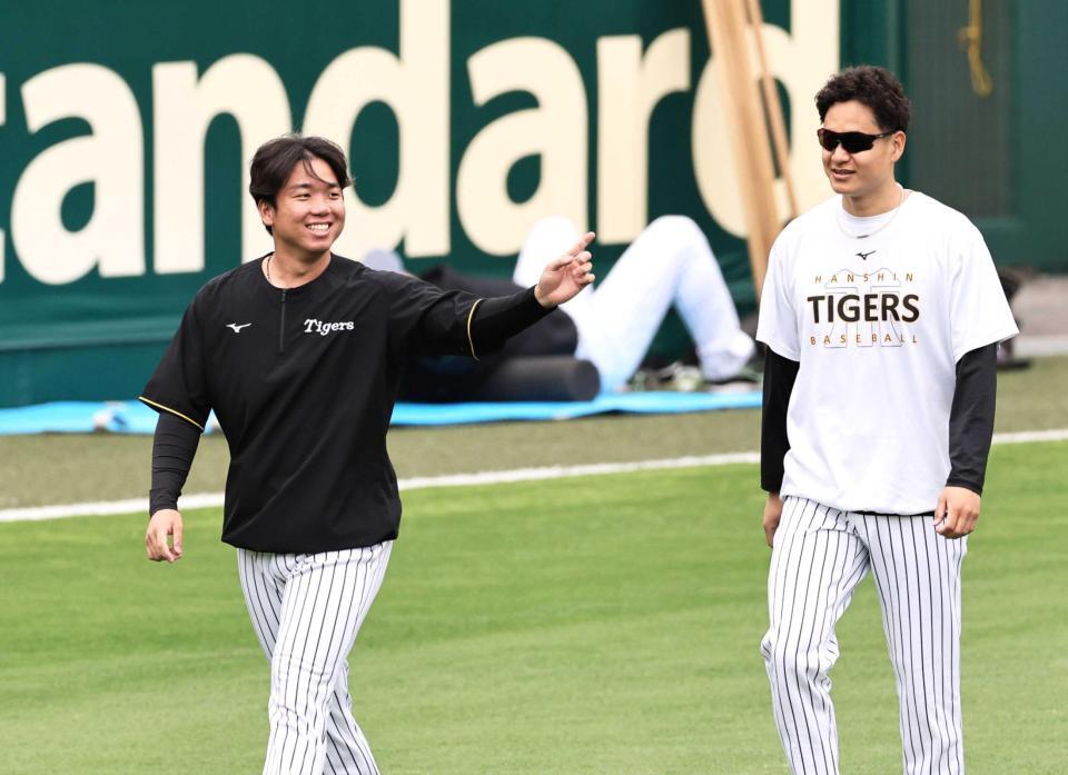 　大竹（右）と話をする村上（撮影・田中太一）