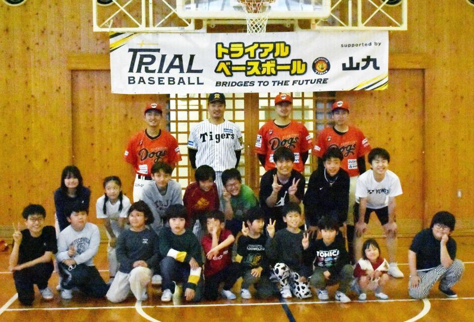 　子どもたちと集合写真に納まる秋山ＢＡ