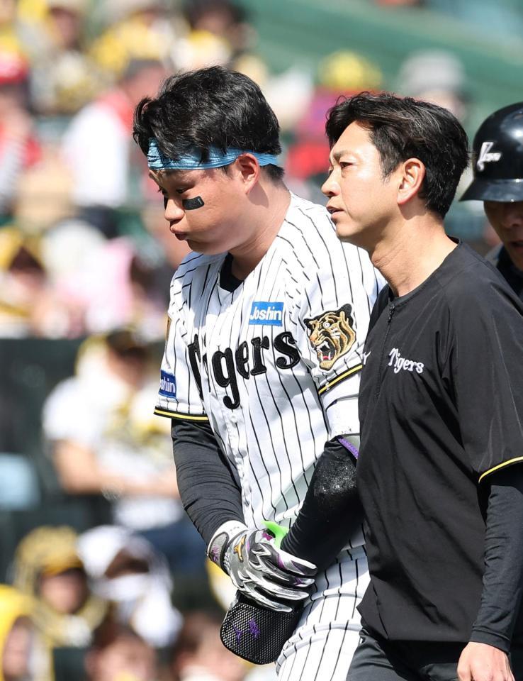 １回、死球を受けベンチに下がる森下（撮影・西田忠信）