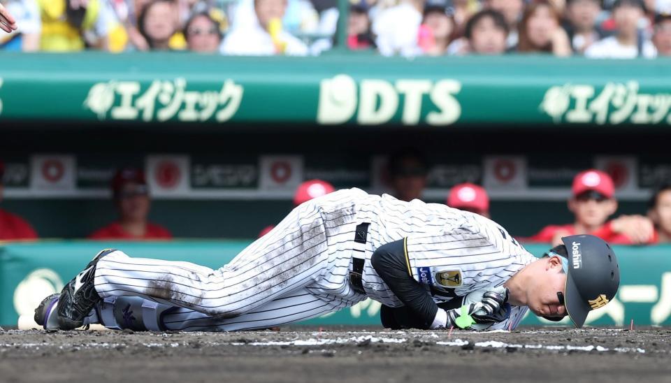 １回、死球を受け倒れ込む森下（撮影・西田忠信）