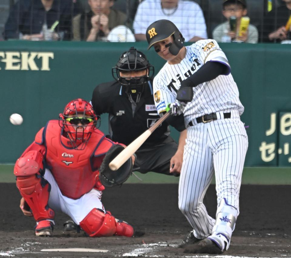 ８回、二塁打を放つ森下（撮影・飯室逸平）