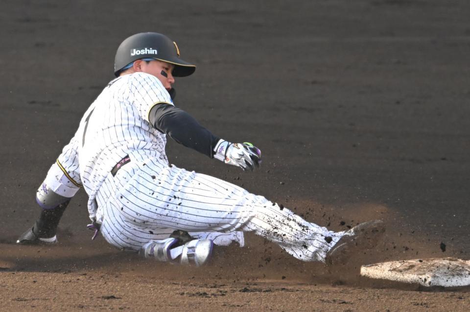 ８回、二塁打を放ち、滑り込む森下（撮影・飯室逸平）