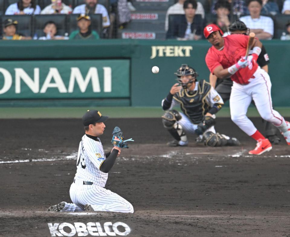 ９回、モンテロに同点打を許す岩崎（撮影・飯室逸平）