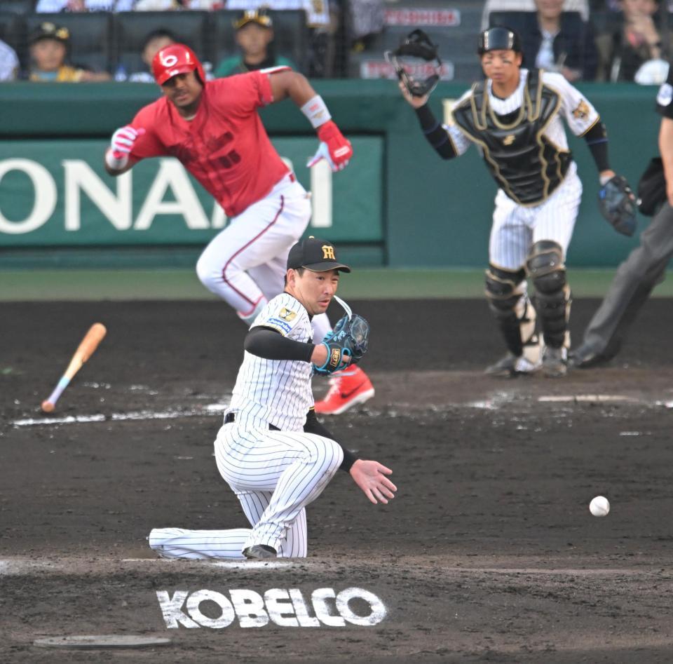 ９回、モンテロに同点打を許す岩崎（撮影・飯室逸平）