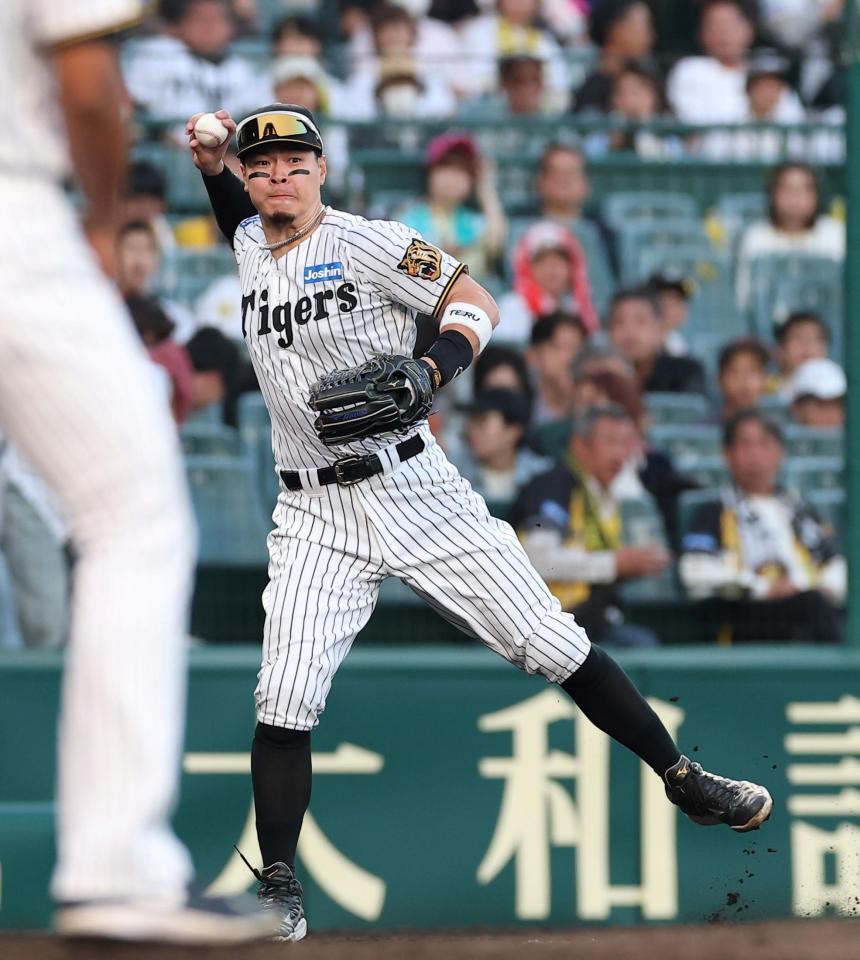 １１回、佐々木の打球をさばく佐藤輝（撮影・西田忠信）