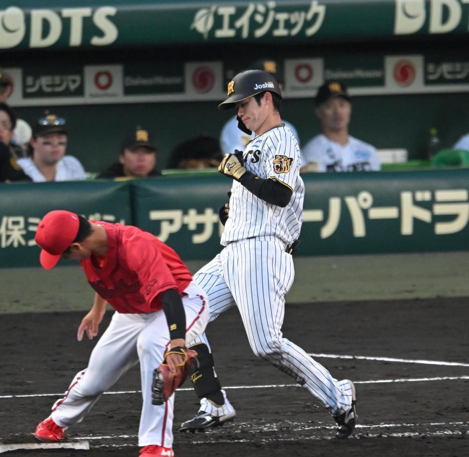 １１回、送りバントを失敗し、併殺に倒れる中野（撮影・飯室逸平）