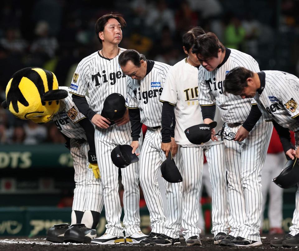 延長の末、広島と引き分けに終わりスタンドに一礼する藤川監督（左）ら（撮影・西田忠信）