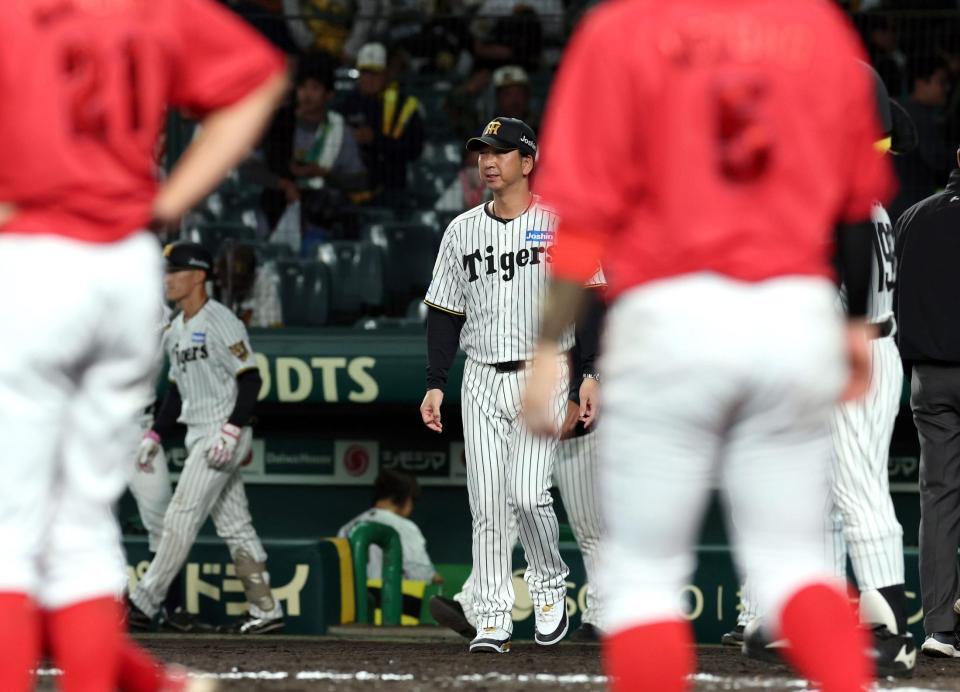 広島に引き分け、ベンチを出てファンにあいさつに向かう藤川監督（撮影・山口登）